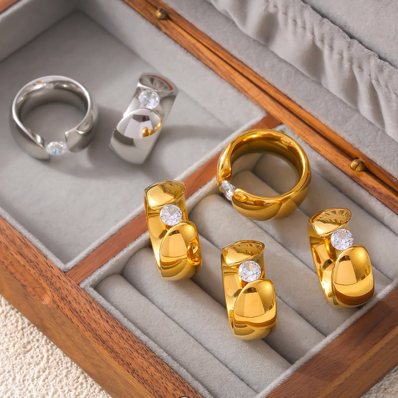 Style New Wide Side Clip Zircon Smooth Ring Retro Niche Design Titanium Steel Plated 18K Gold Jewelry - Image 3